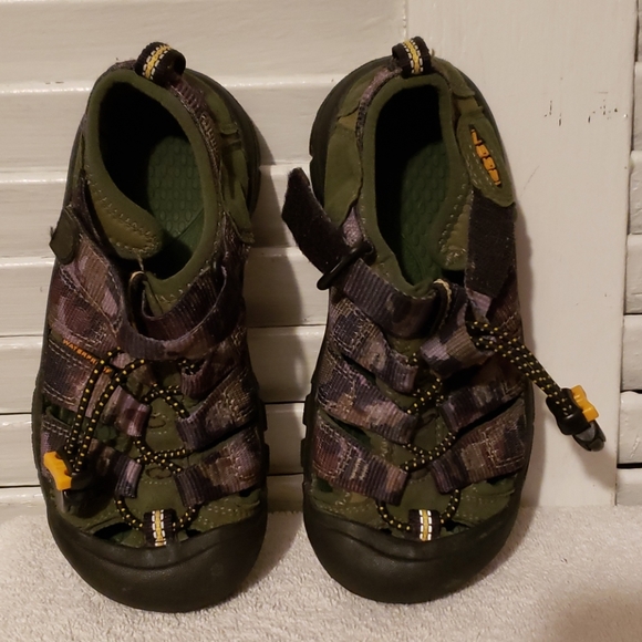 KEEN Shoes - Picture 6 of 8